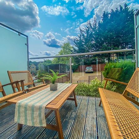 2 Bedroom City Centre Apartment In High Wycombe With Parking 외부 사진