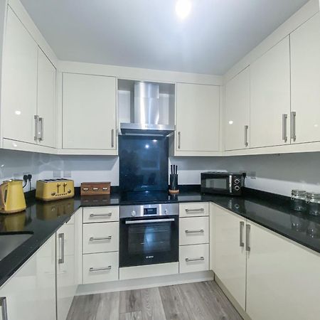 2 Bedroom City Centre Apartment In High Wycombe With Parking 외부 사진