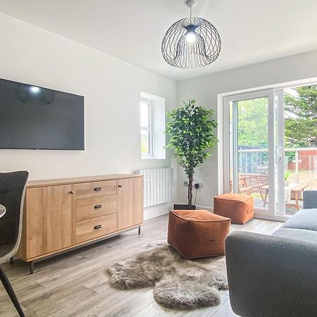 2 Bedroom City Centre Apartment In High Wycombe With Parking 외부 사진