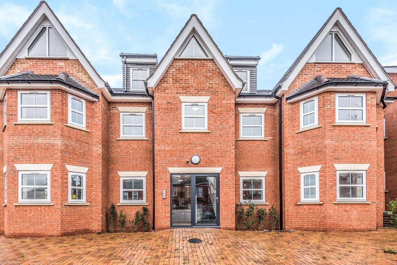 2 Bedroom City Centre Apartment In High Wycombe With Parking 외부 사진