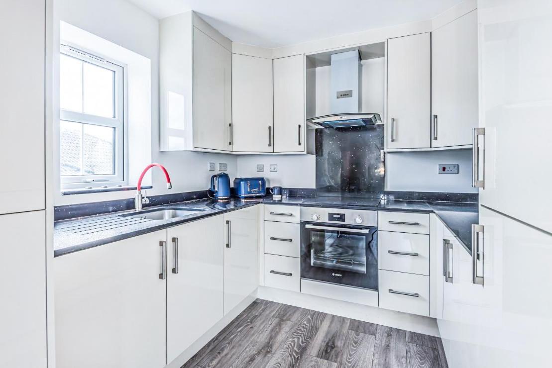 2 Bedroom City Centre Apartment In High Wycombe With Parking 외부 사진