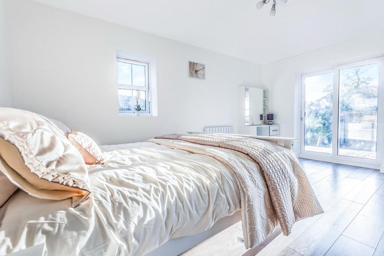 2 Bedroom City Centre Apartment In High Wycombe With Parking 외부 사진