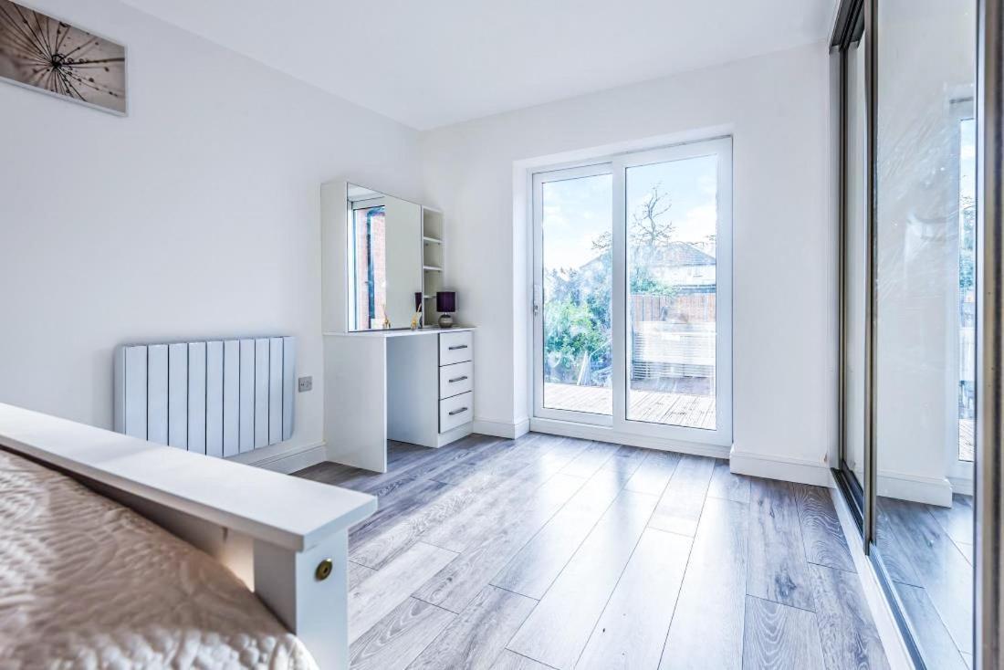 2 Bedroom City Centre Apartment In High Wycombe With Parking 외부 사진