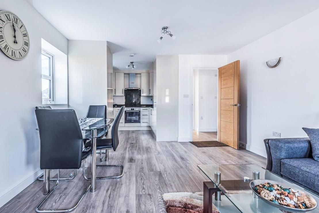 2 Bedroom City Centre Apartment In High Wycombe With Parking 외부 사진