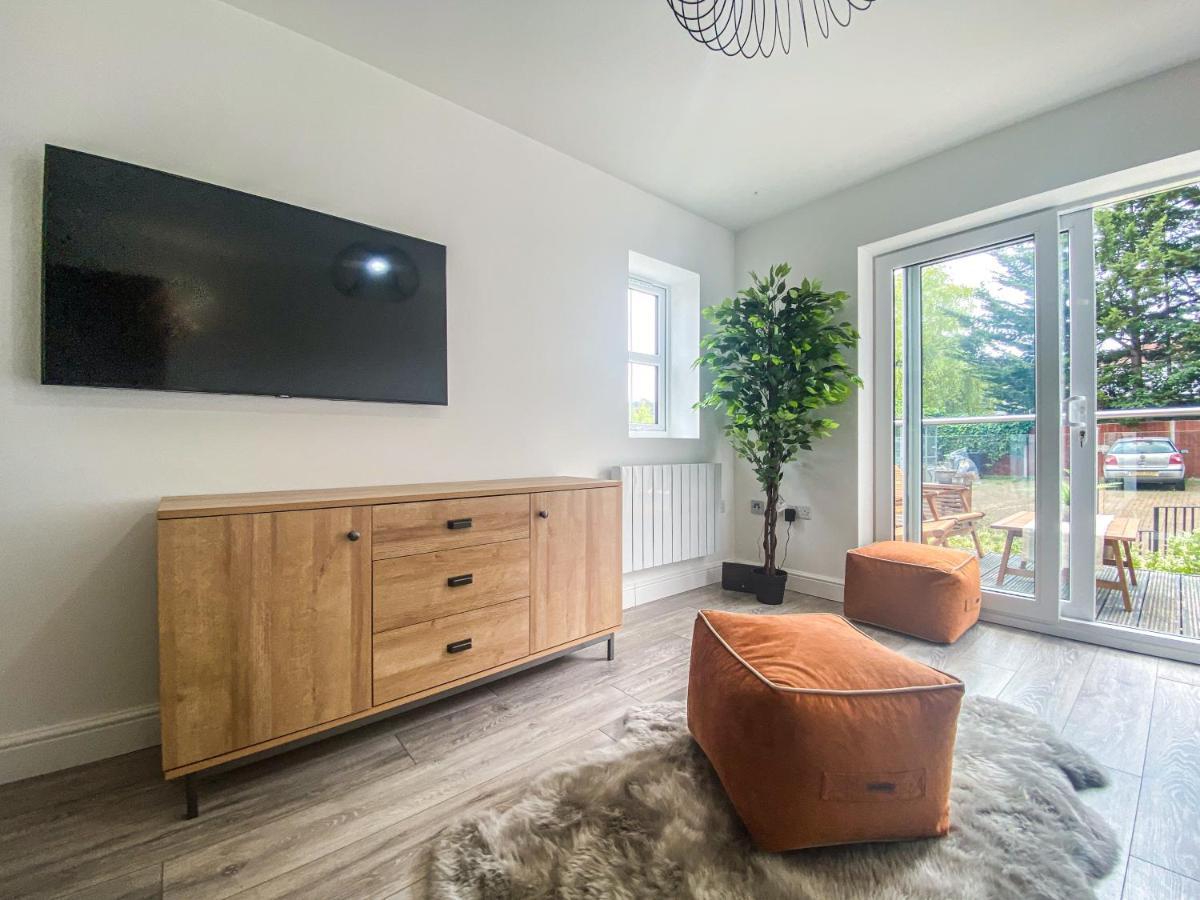 2 Bedroom City Centre Apartment In High Wycombe With Parking 외부 사진