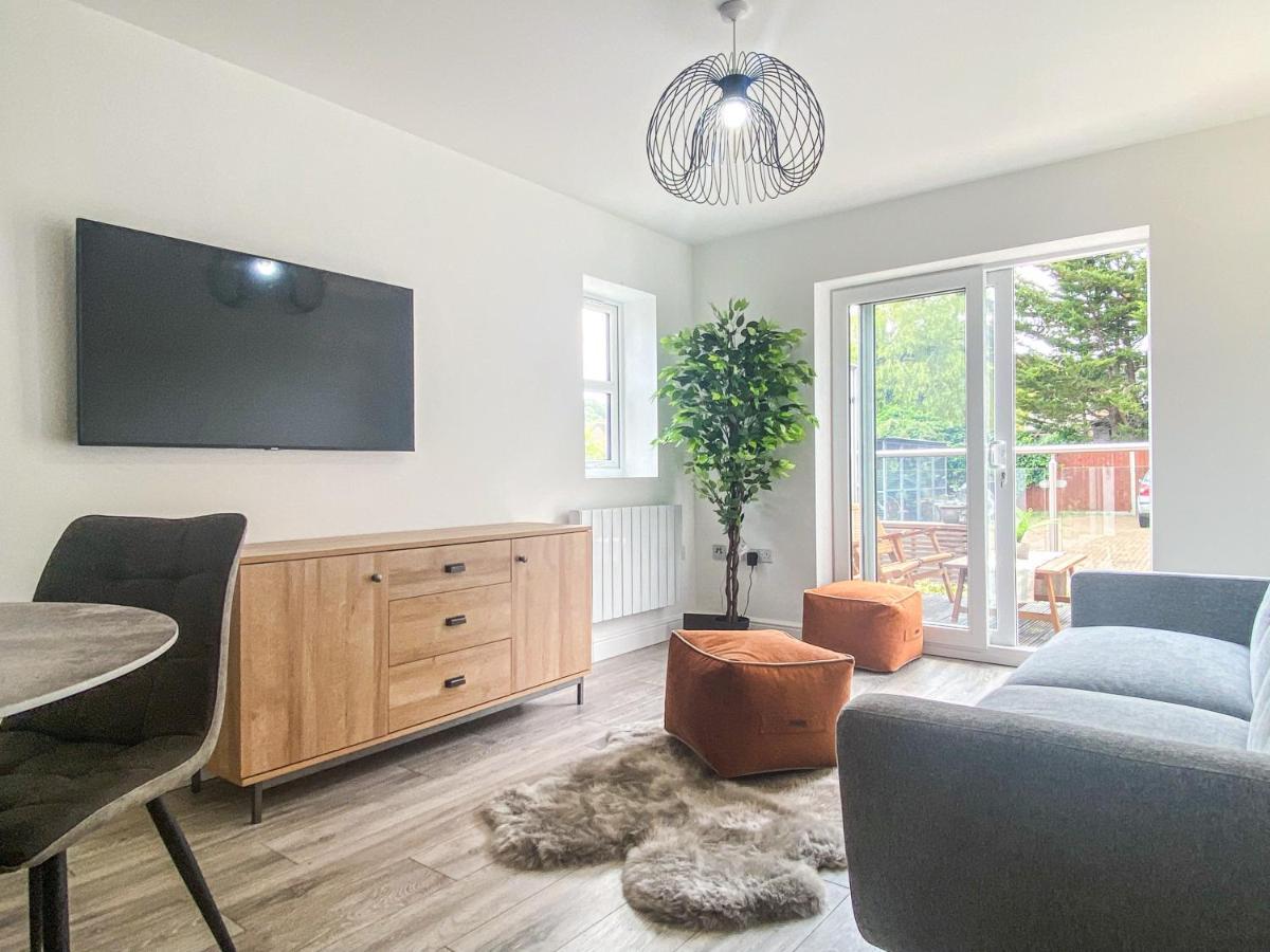 2 Bedroom City Centre Apartment In High Wycombe With Parking 외부 사진