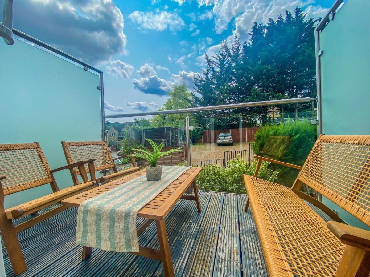 2 Bedroom City Centre Apartment In High Wycombe With Parking 외부 사진
