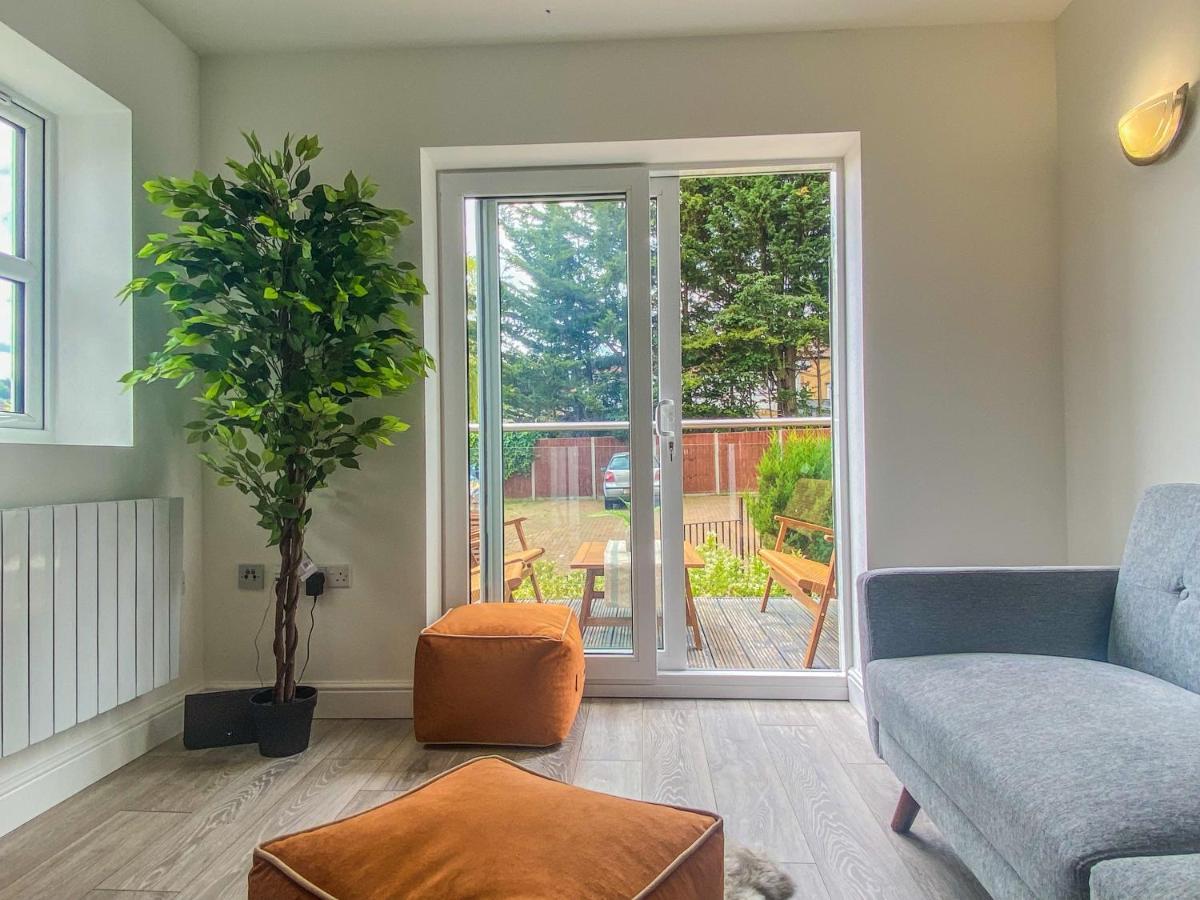 2 Bedroom City Centre Apartment In High Wycombe With Parking 외부 사진