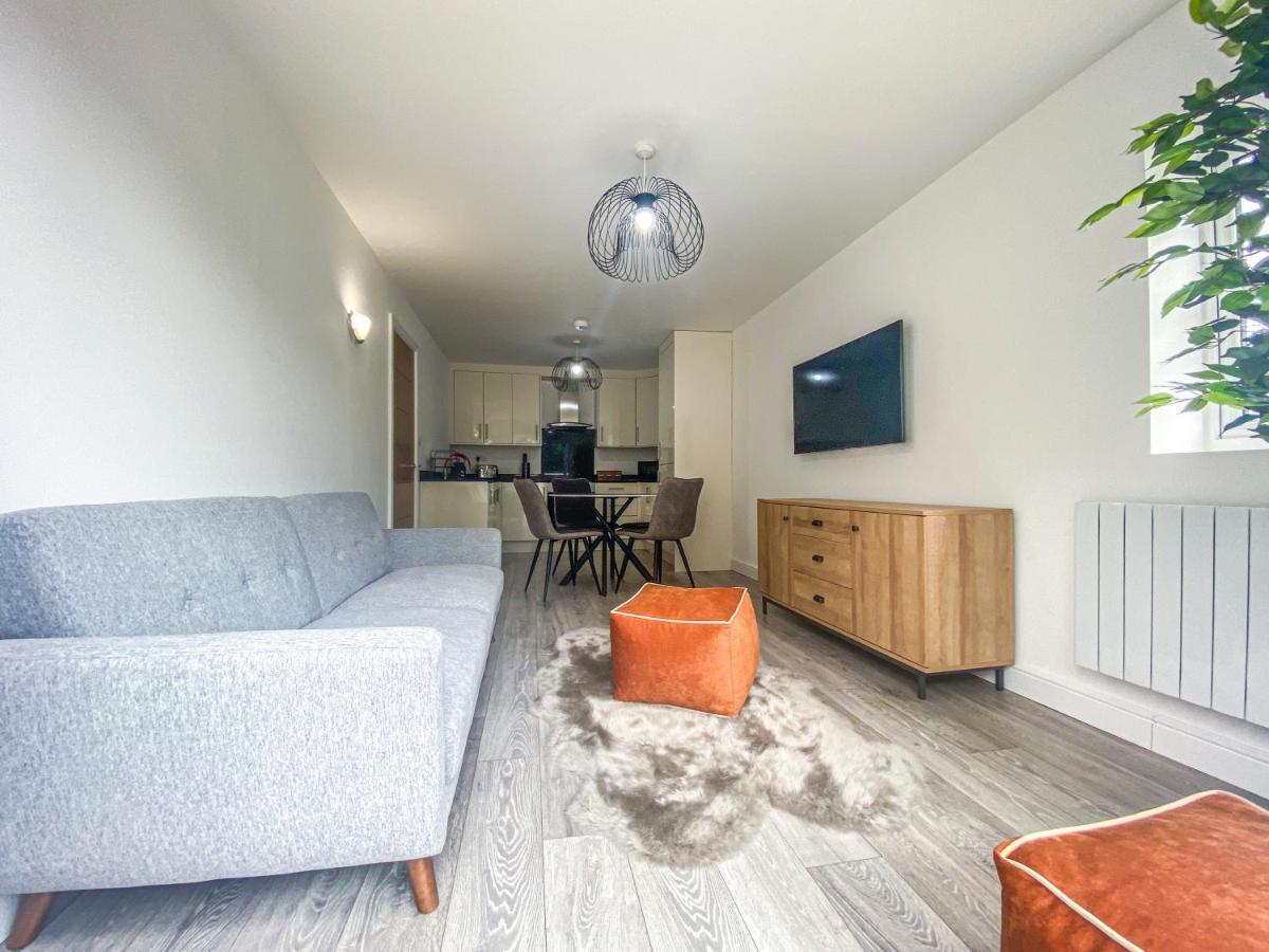 2 Bedroom City Centre Apartment In High Wycombe With Parking 외부 사진