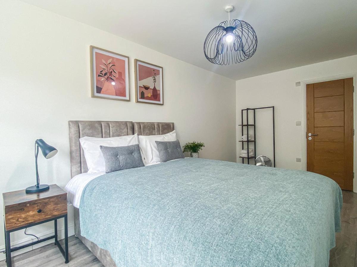 2 Bedroom City Centre Apartment In High Wycombe With Parking 외부 사진
