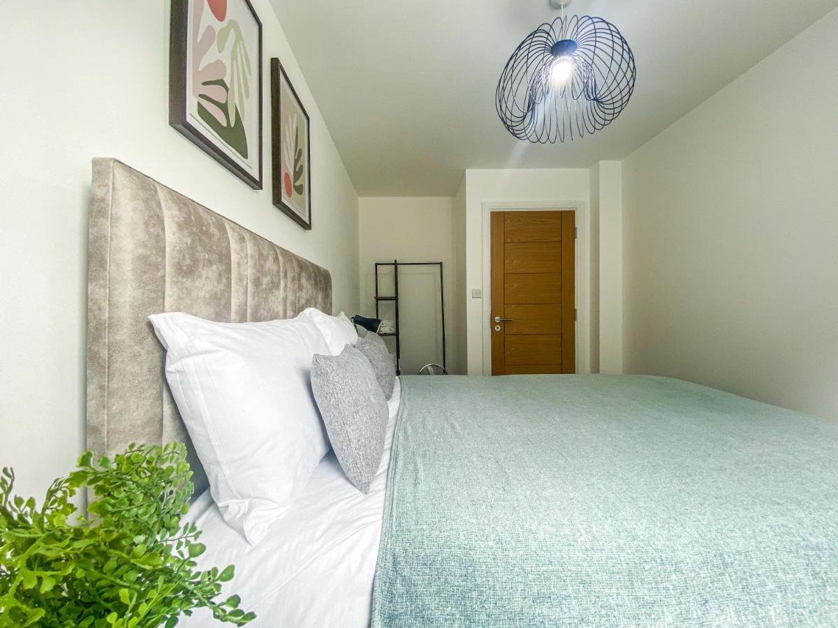 2 Bedroom City Centre Apartment In High Wycombe With Parking 외부 사진
