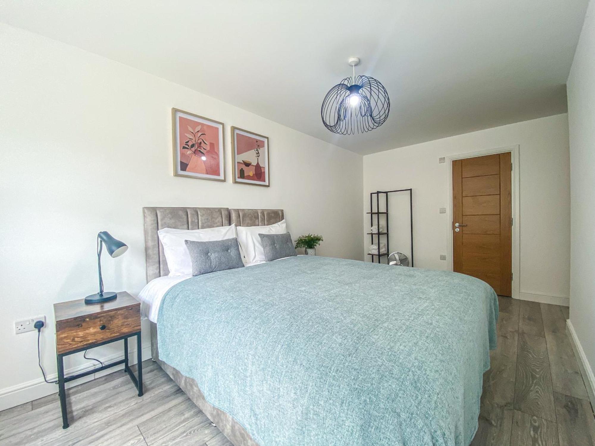 2 Bedroom City Centre Apartment In High Wycombe With Parking 외부 사진