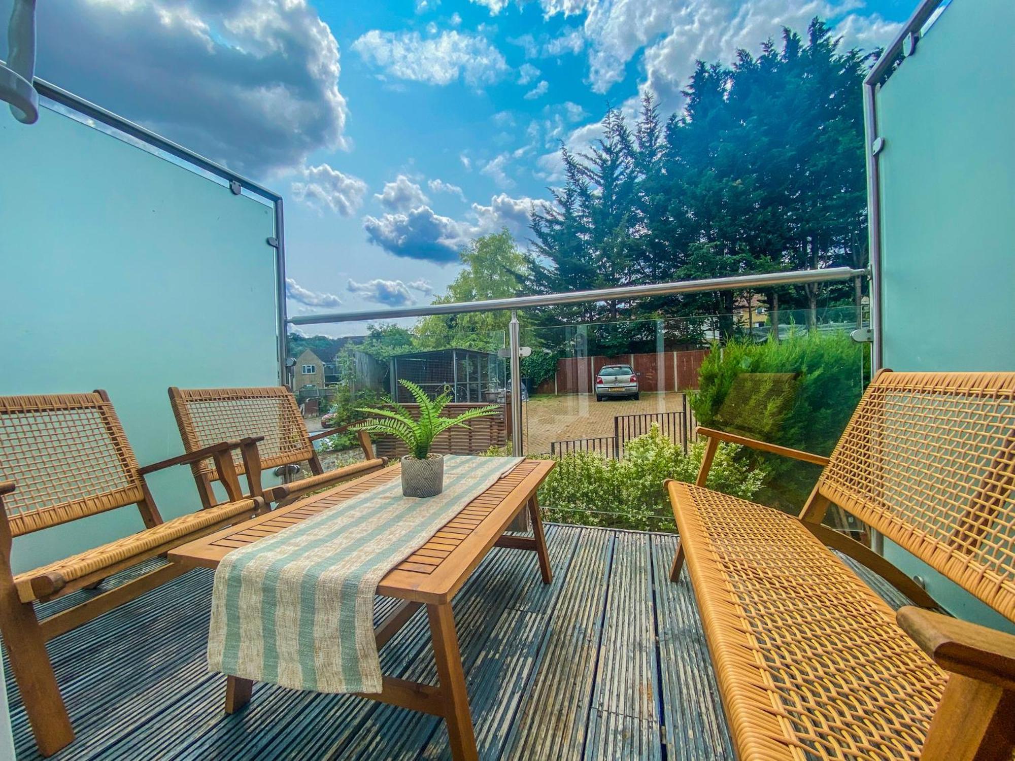 2 Bedroom City Centre Apartment In High Wycombe With Parking 외부 사진
