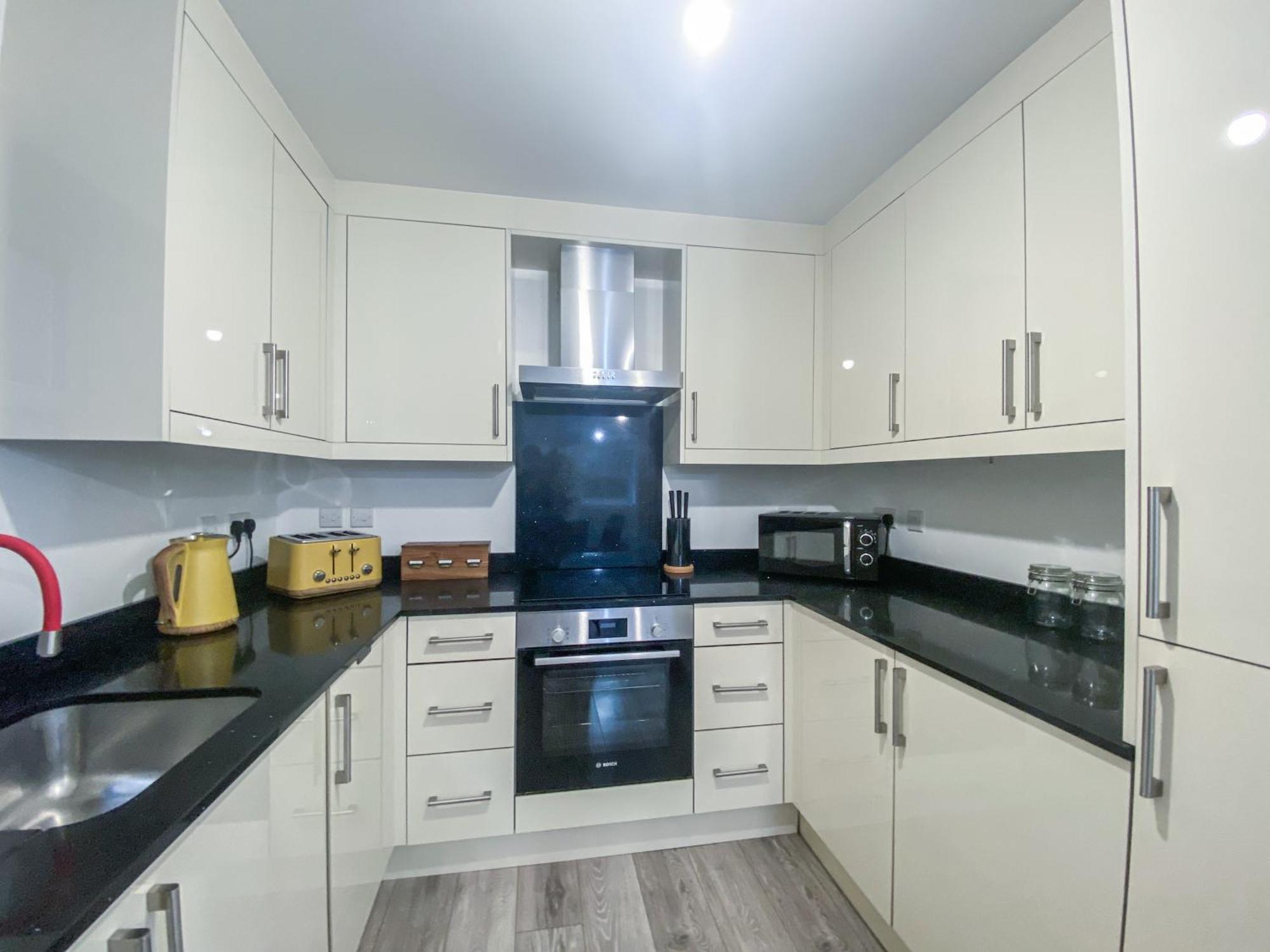 2 Bedroom City Centre Apartment In High Wycombe With Parking 외부 사진