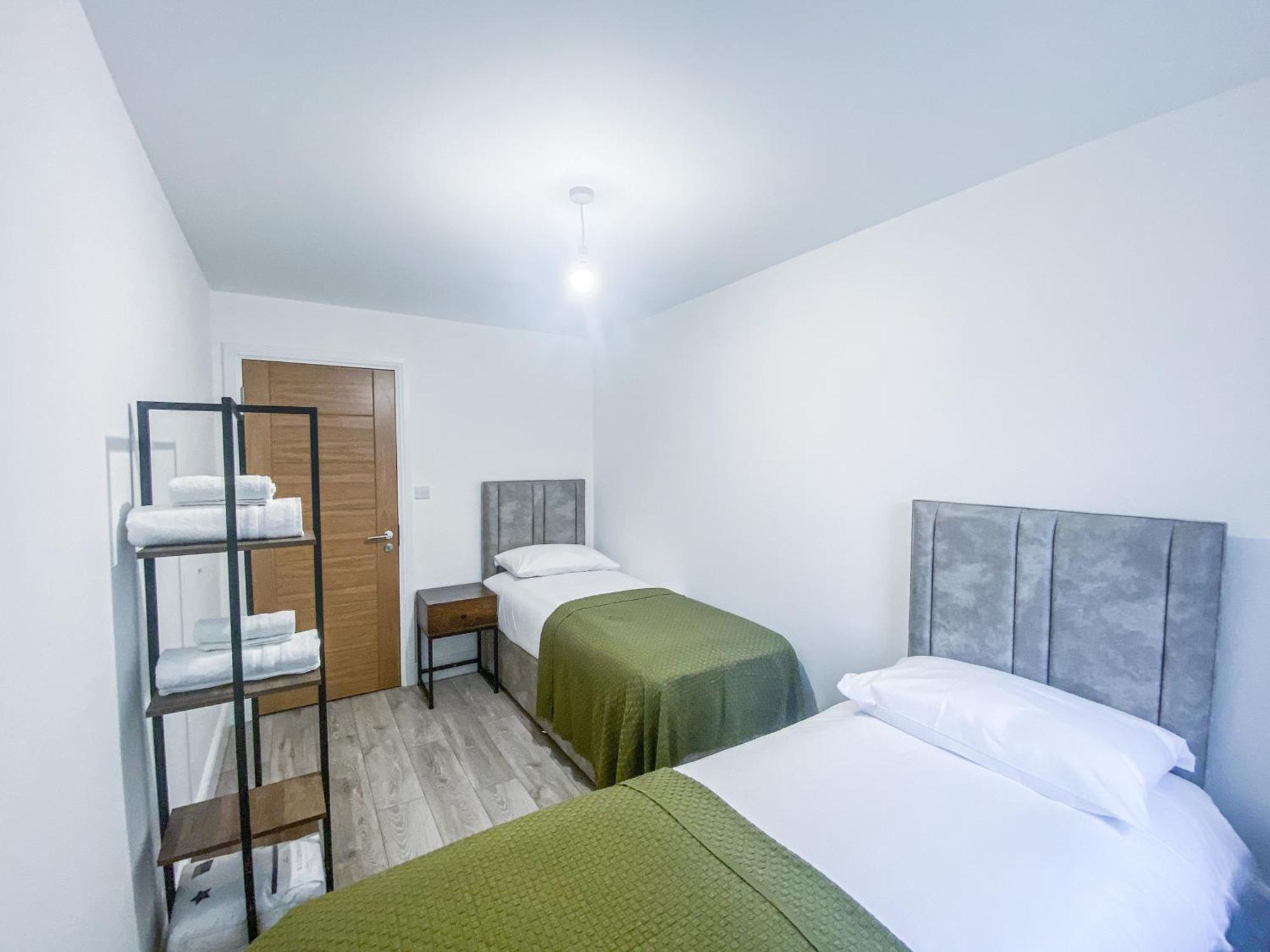2 Bedroom City Centre Apartment In High Wycombe With Parking 외부 사진