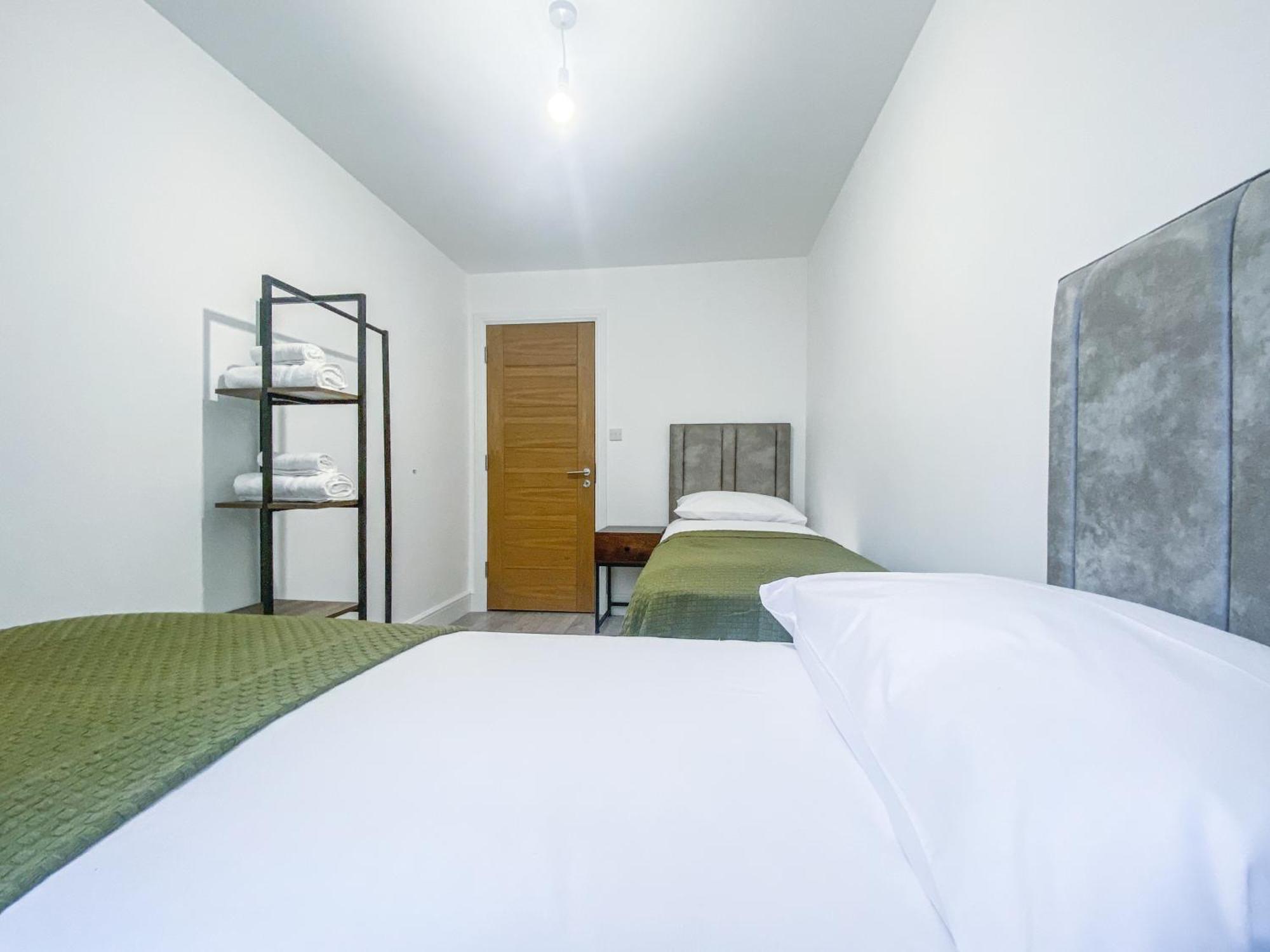 2 Bedroom City Centre Apartment In High Wycombe With Parking 외부 사진