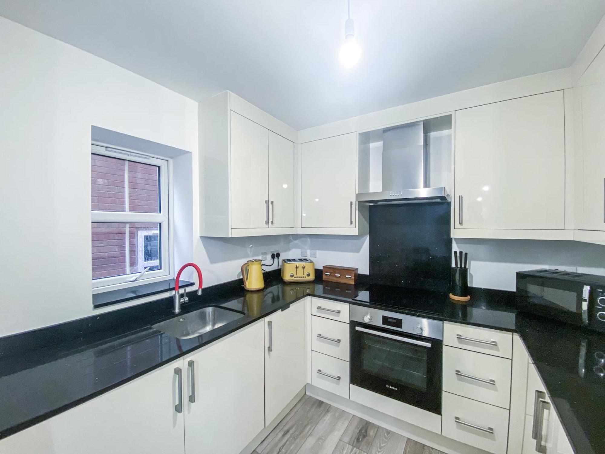 2 Bedroom City Centre Apartment In High Wycombe With Parking 외부 사진