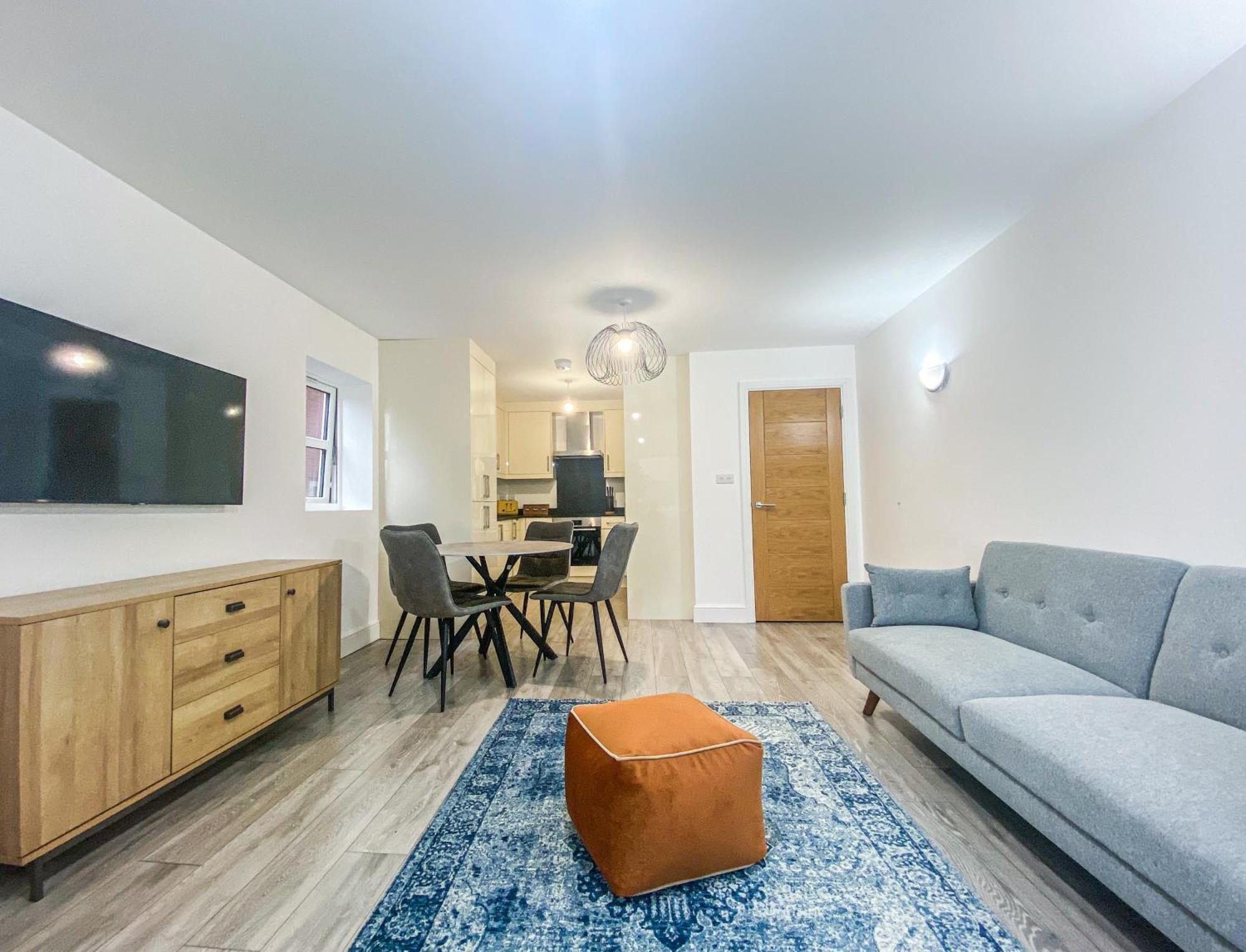 2 Bedroom City Centre Apartment In High Wycombe With Parking 외부 사진