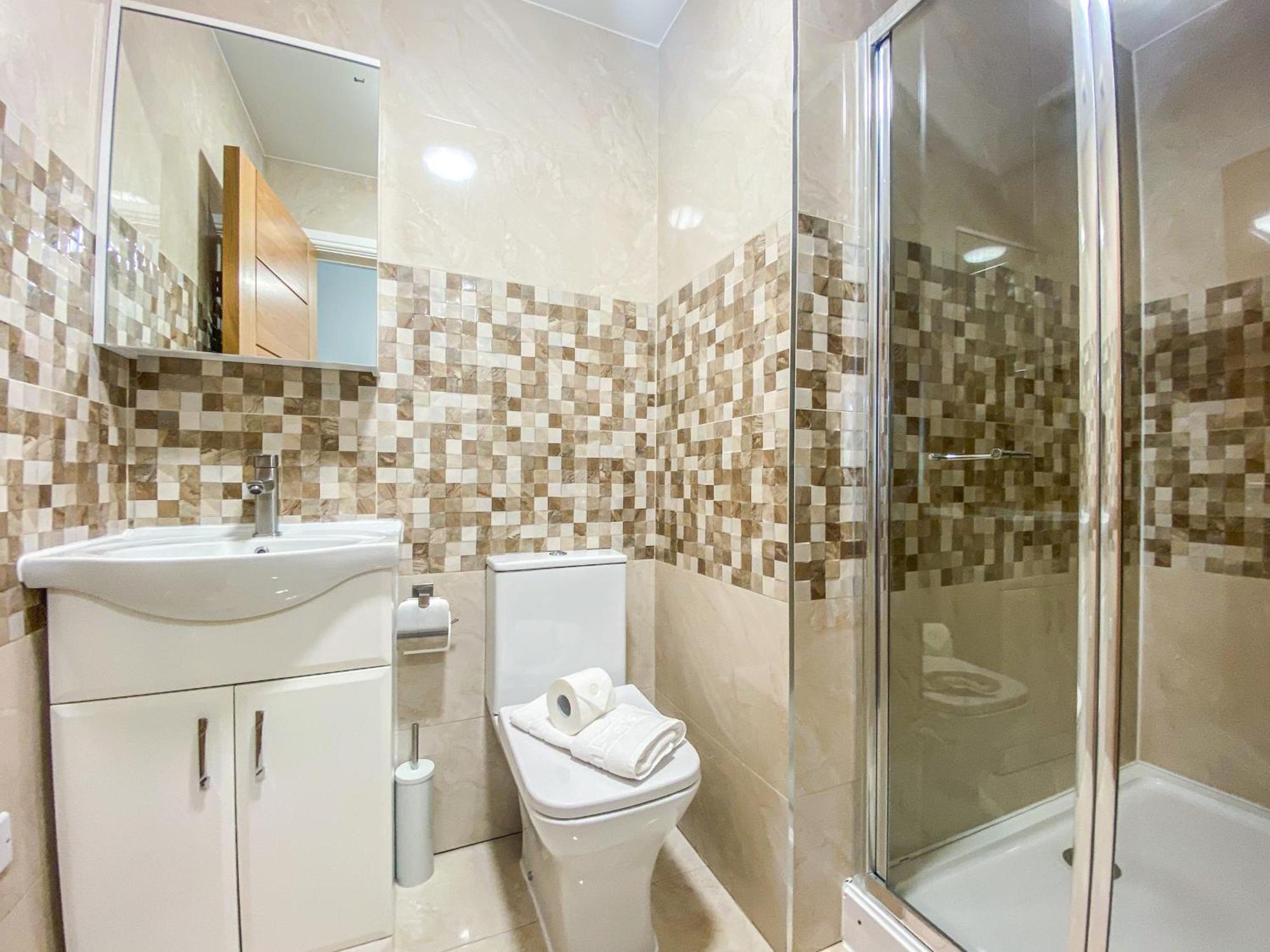 2 Bedroom City Centre Apartment In High Wycombe With Parking 외부 사진