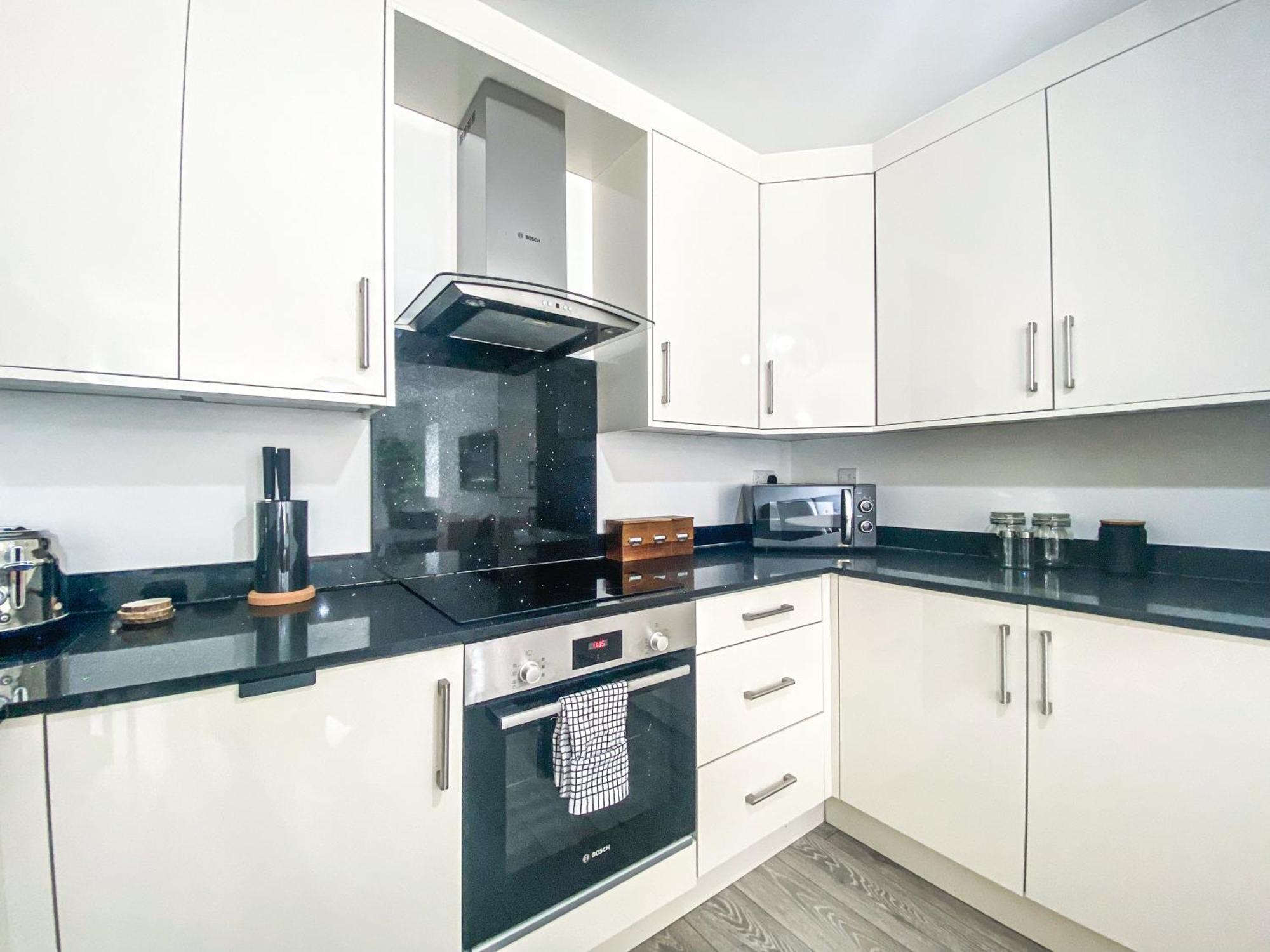 2 Bedroom City Centre Apartment In High Wycombe With Parking 외부 사진