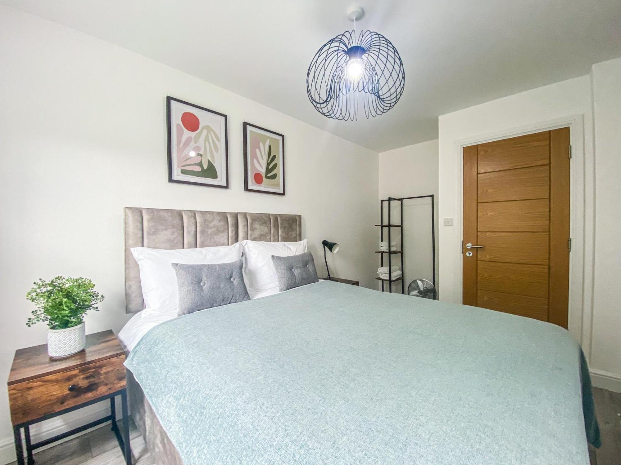 2 Bedroom City Centre Apartment In High Wycombe With Parking 외부 사진