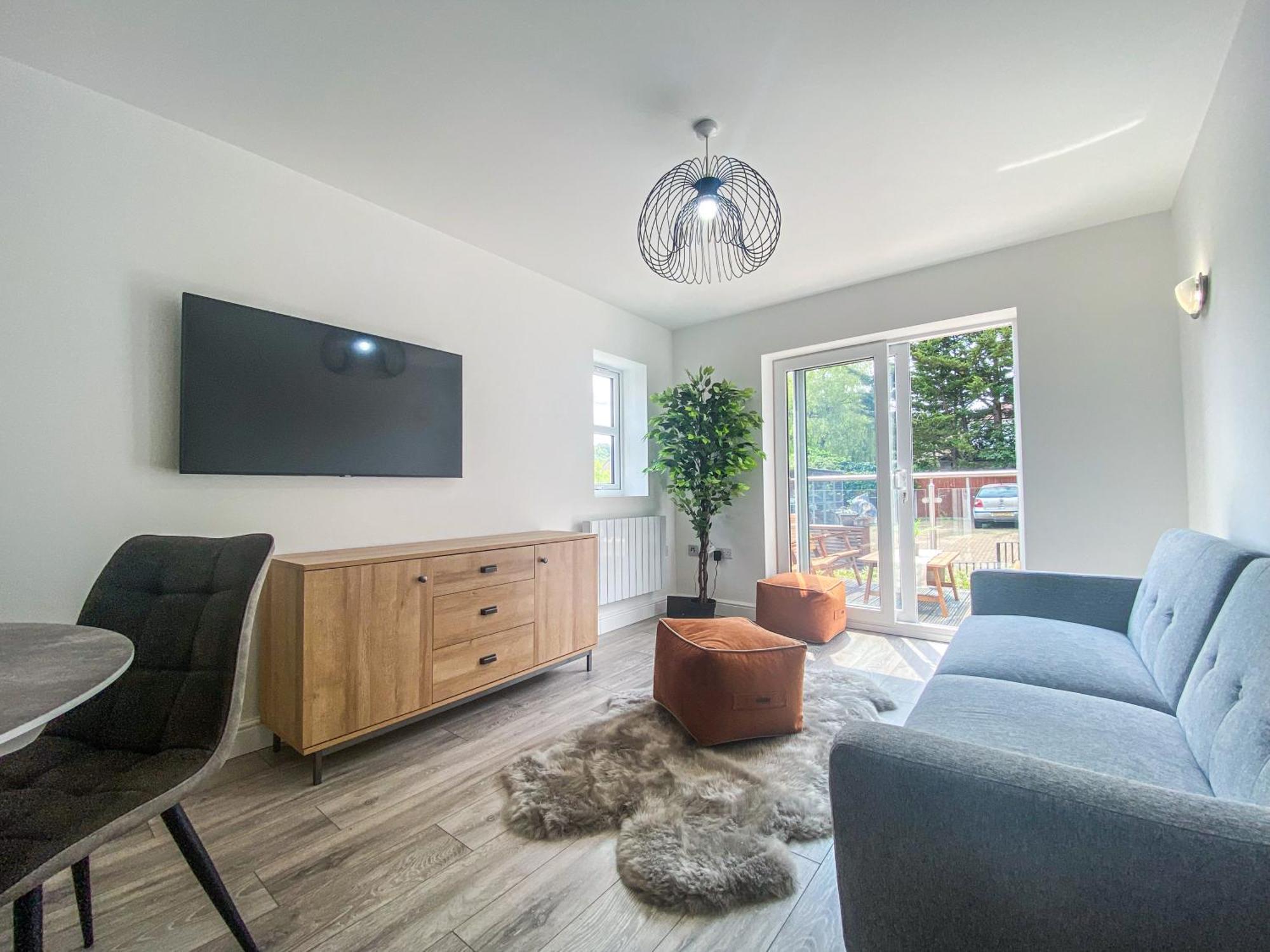 2 Bedroom City Centre Apartment In High Wycombe With Parking 외부 사진