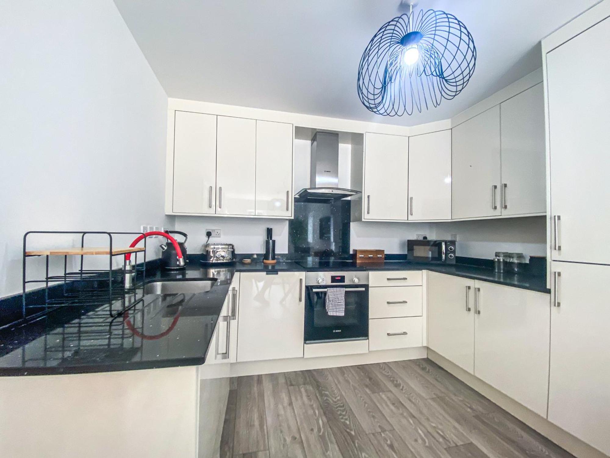 2 Bedroom City Centre Apartment In High Wycombe With Parking 외부 사진