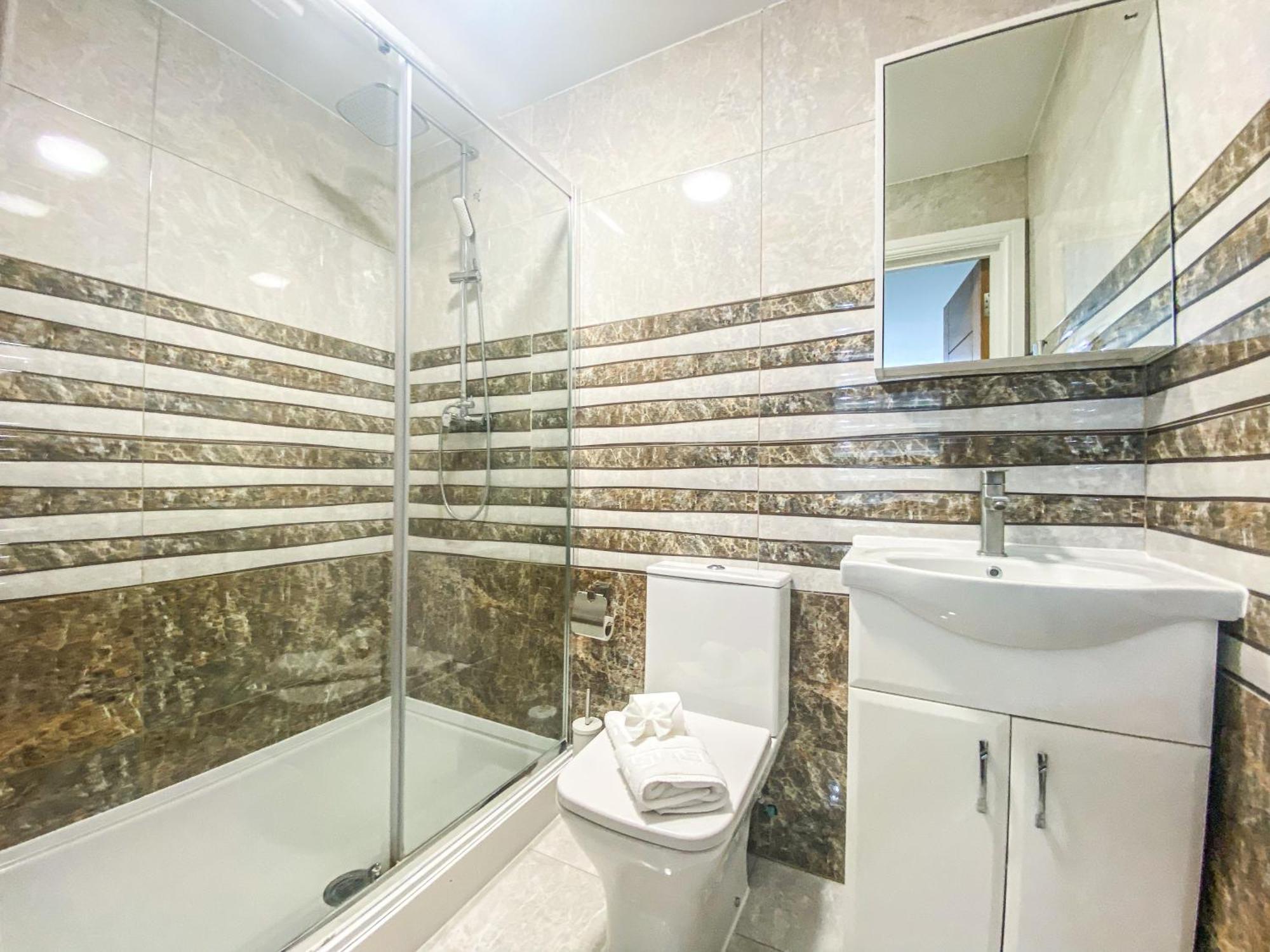 2 Bedroom City Centre Apartment In High Wycombe With Parking 외부 사진